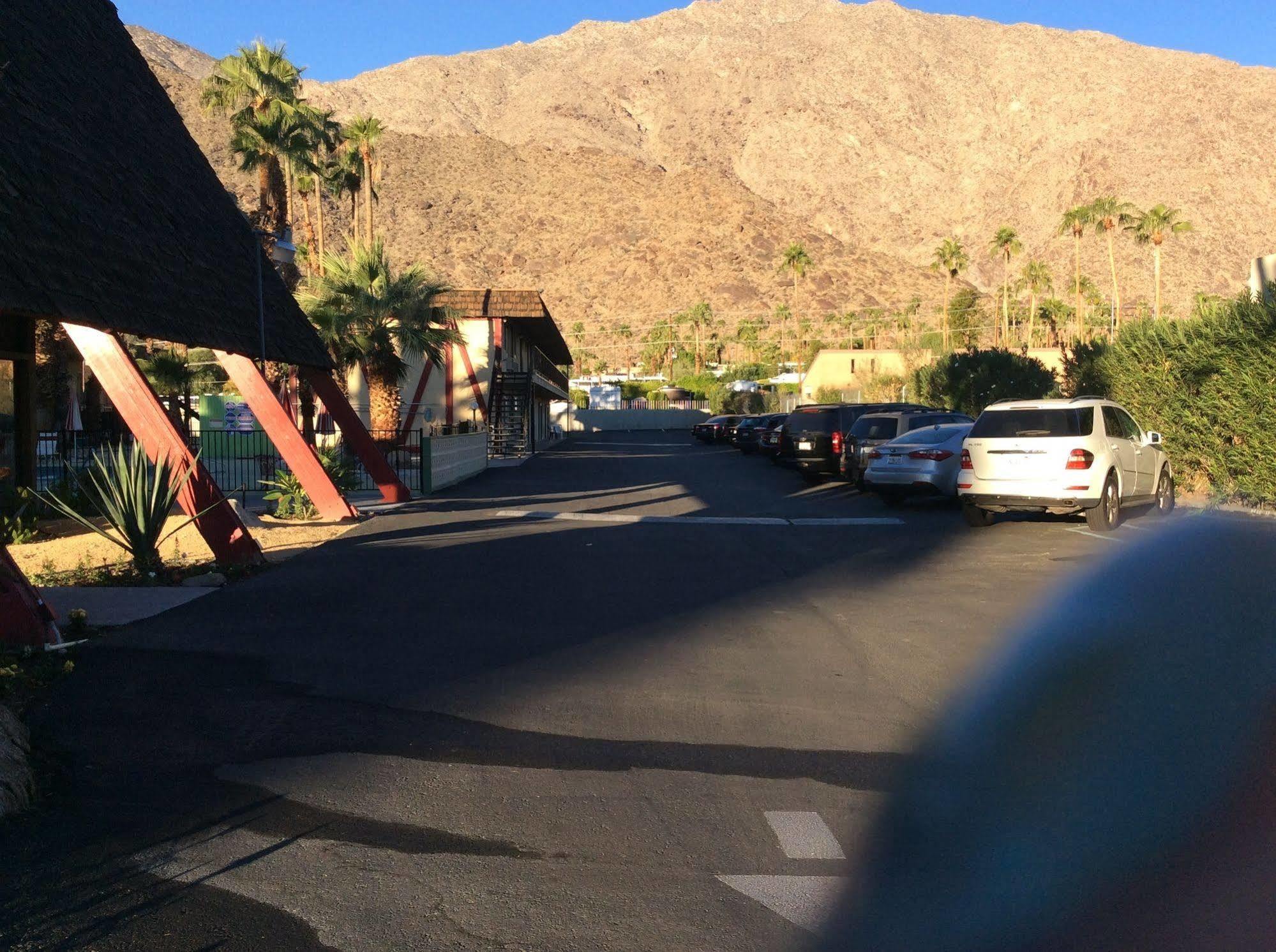 Motel Desert 2*